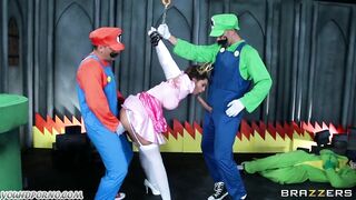 Марио и Луиджи долбят спасенную принцессу Brooklyn Chase в анал порно пародия браззерс