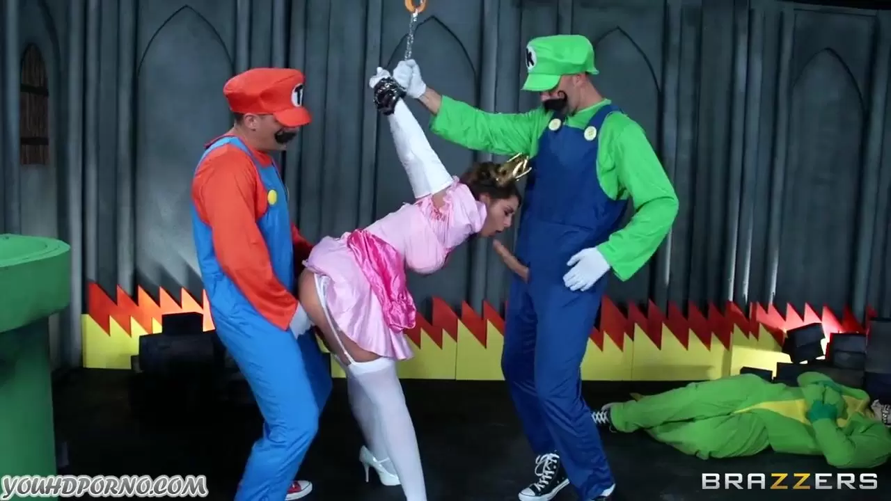 Марио и Луиджи долбят спасенную принцессу Brooklyn Chase в анал порно  пародия браззерс