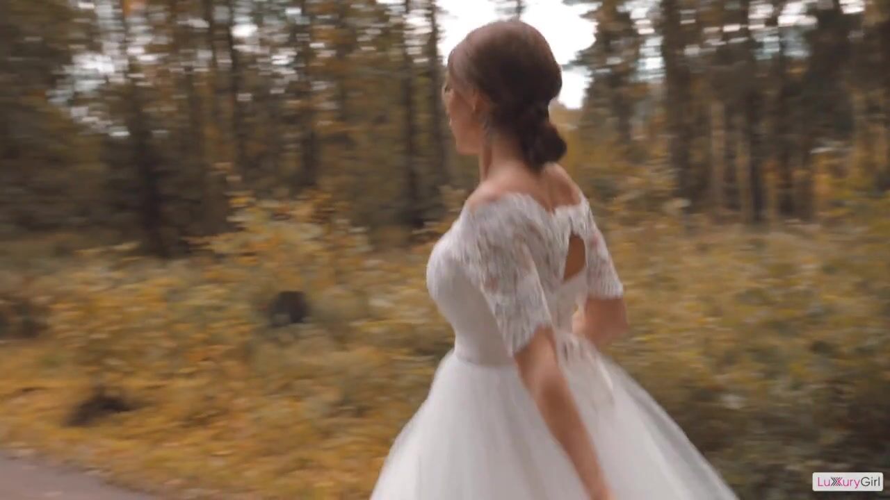 Порно с русской озвучкой Luxury Girl в костюме невесты сбежала от жениха и  ебётся с незнакомцем в тугую пизденку
